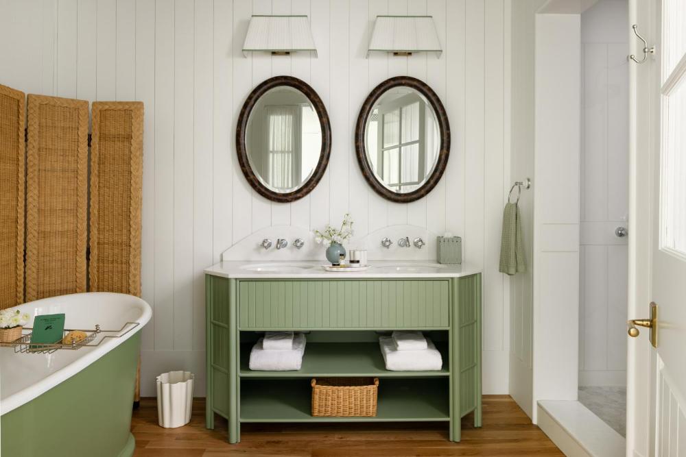 Deluxe King Room interior